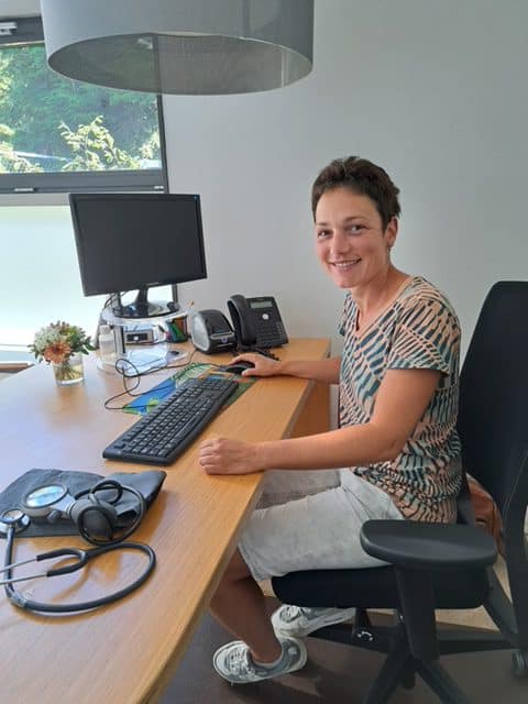 Foto ingrid geilings achter bureau
